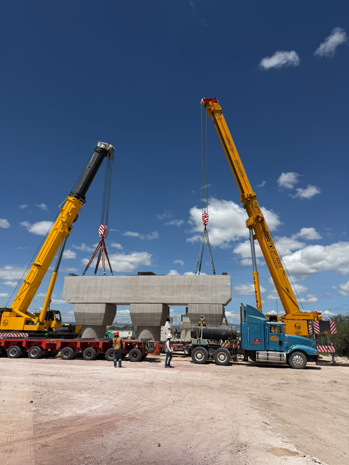 Grúa de Logística Salazar cargando una trabe de concreto