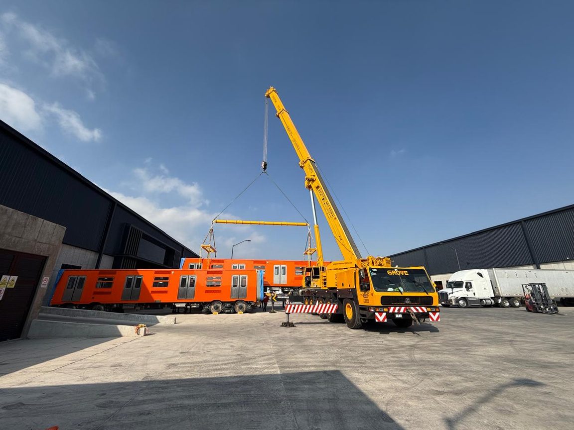Grúa Grove GMK 5160 en montaje industrial