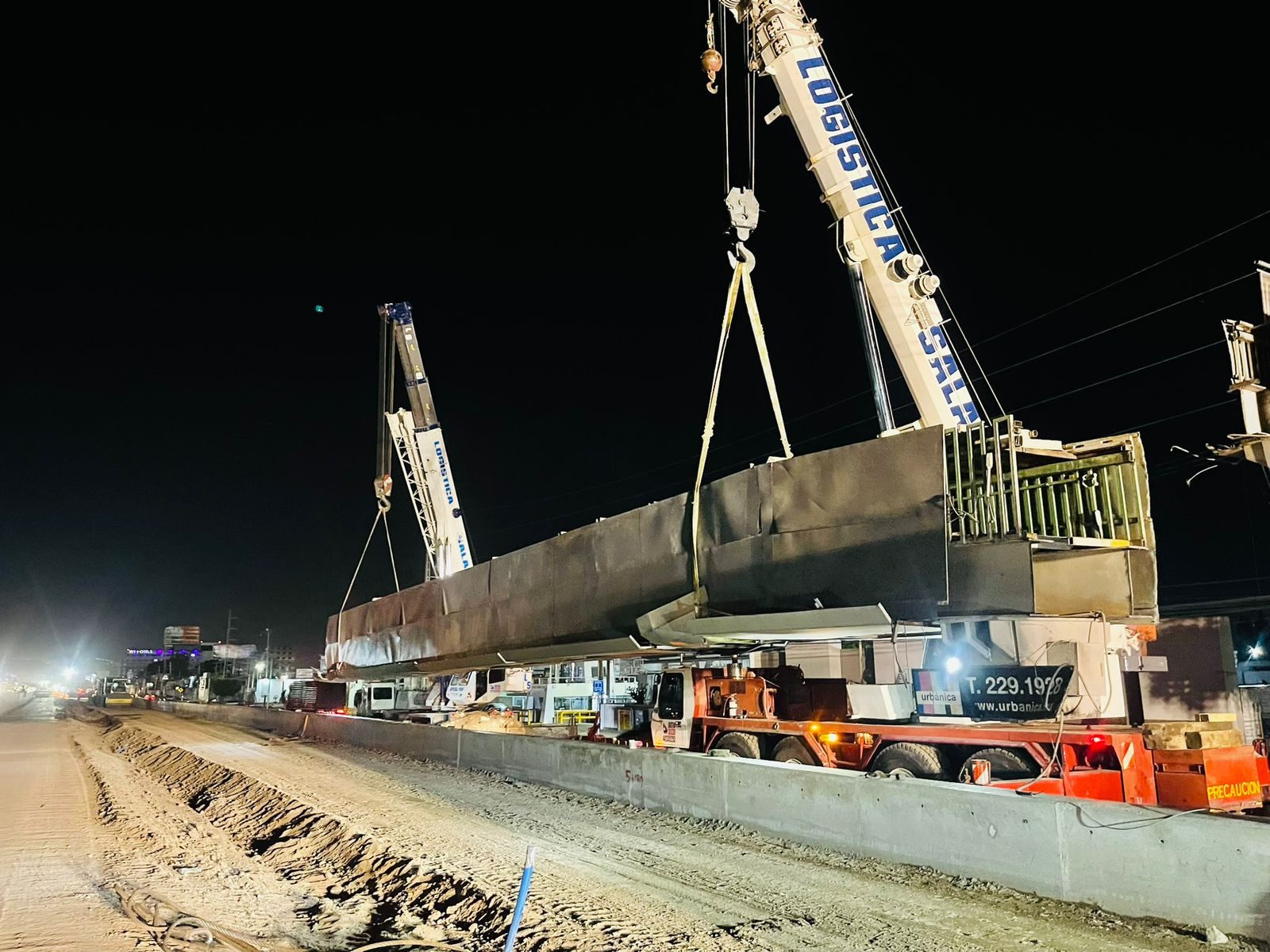 Montaje nocturno de trabe de puente